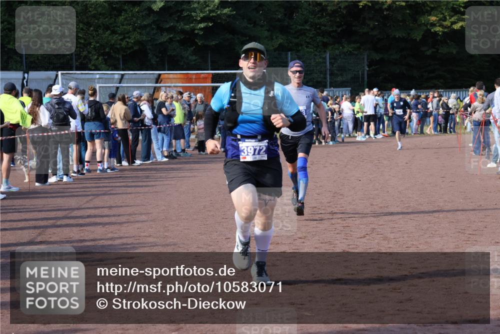 27.09.2026 - 35. Volkslauf durch das schöne Alstertal Strokosch-Dieckow http://msf.ph/oto/10583071 27.09.2026 11:30:38 Ziel 1415, 3063, 3972 meine-sportfotos.de