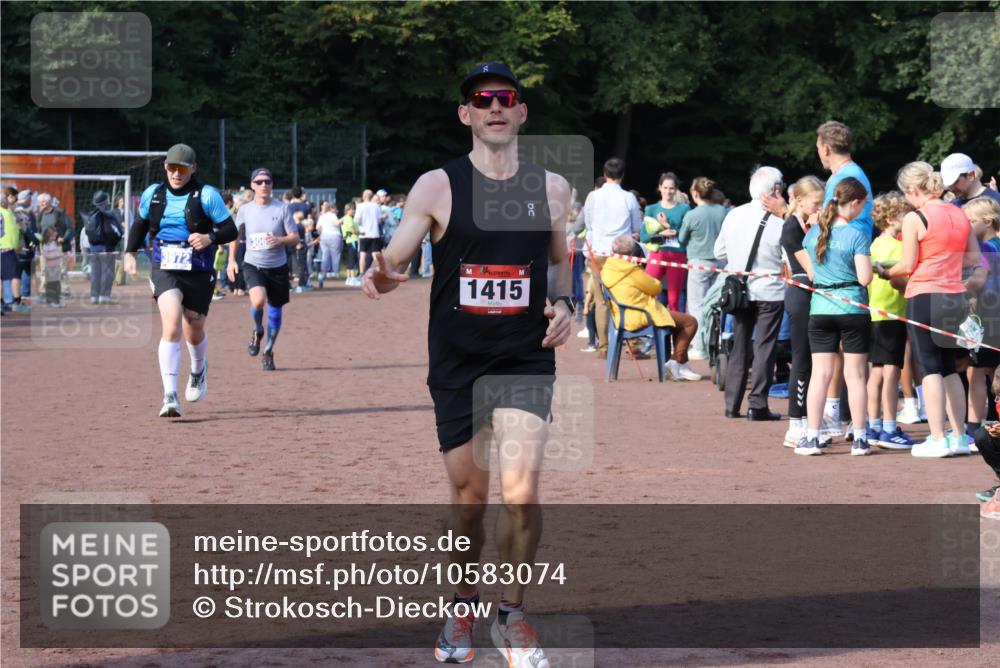 27.09.2026 - 35. Volkslauf durch das schöne Alstertal Strokosch-Dieckow http://msf.ph/oto/10583074 27.09.2026 11:30:36 Ziel 1415, 3063, 3972 meine-sportfotos.de
