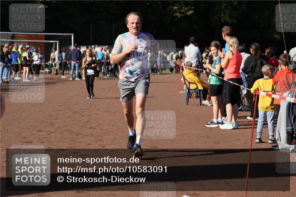 27.09.2026 - 35. Volkslauf durch das schöne Alstertal Strokosch-Dieckow http://msf.ph/oto/10583091 27.09.2026 11:27:07 Ziel 3326, 3977, 3994 meine-sportfotos.de