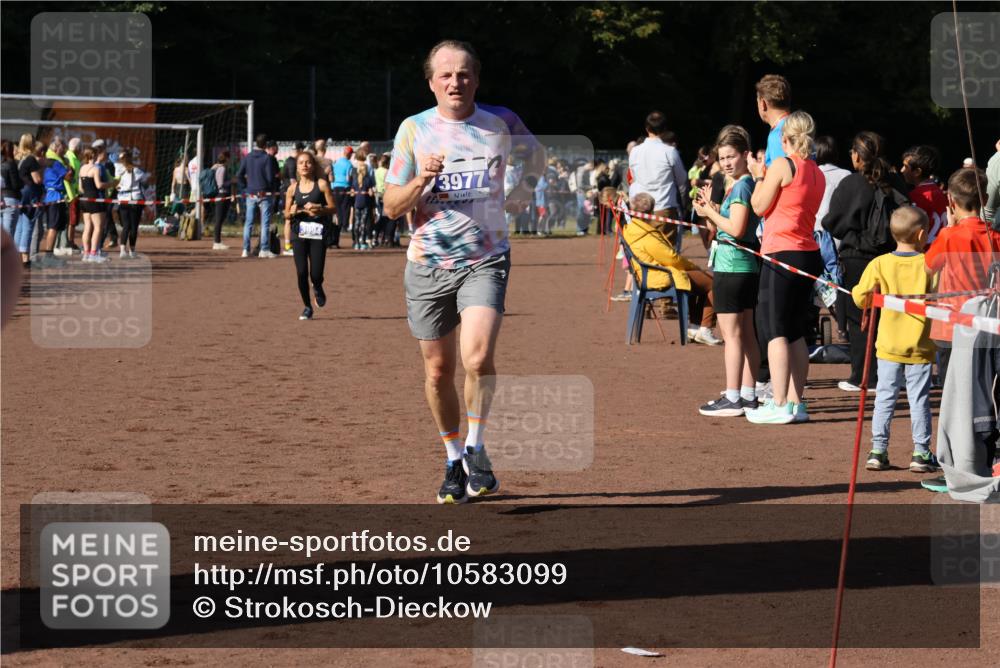 27.09.2026 - 35. Volkslauf durch das schöne Alstertal Strokosch-Dieckow http://msf.ph/oto/10583099 27.09.2026 11:27:07 Ziel 3326, 3977, 3994 meine-sportfotos.de