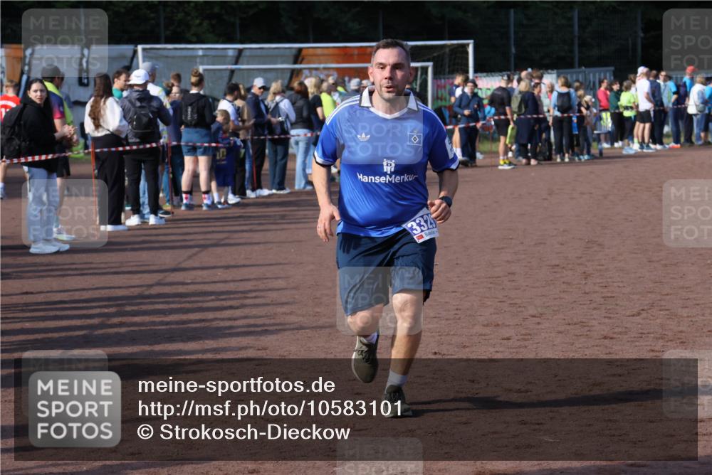 27.09.2026 - 35. Volkslauf durch das schöne Alstertal Strokosch-Dieckow http://msf.ph/oto/10583101 27.09.2026 11:30:10 Ziel 1414, 3329, 3347 meine-sportfotos.de