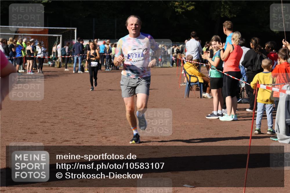 27.09.2026 - 35. Volkslauf durch das schöne Alstertal Strokosch-Dieckow http://msf.ph/oto/10583107 27.09.2026 11:27:07 Ziel 3326, 3977, 3994 meine-sportfotos.de
