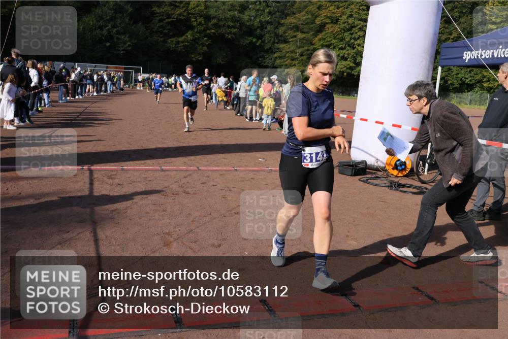 27.09.2026 - 35. Volkslauf durch das schöne Alstertal Strokosch-Dieckow http://msf.ph/oto/10583112 27.09.2026 11:30:04 Ziel 1414, 3142, 3329, 3347, 3395 meine-sportfotos.de