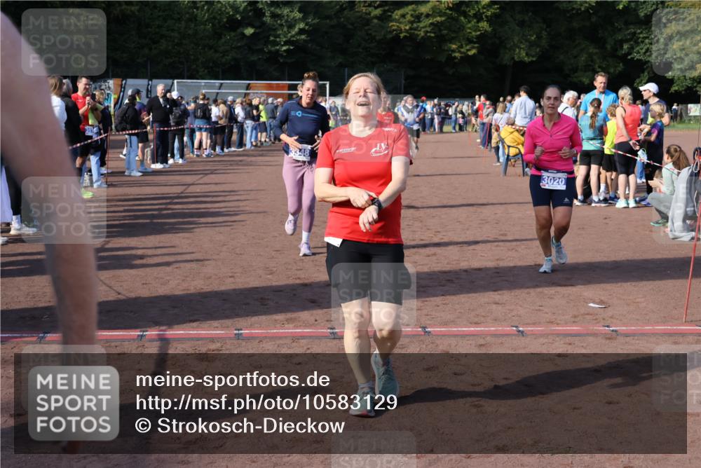 27.09.2026 - 35. Volkslauf durch das schöne Alstertal Strokosch-Dieckow http://msf.ph/oto/10583129 27.09.2026 11:29:57 Ziel 3020, 3142, 3250, 3348, 3395, 3411, 3985 meine-sportfotos.de