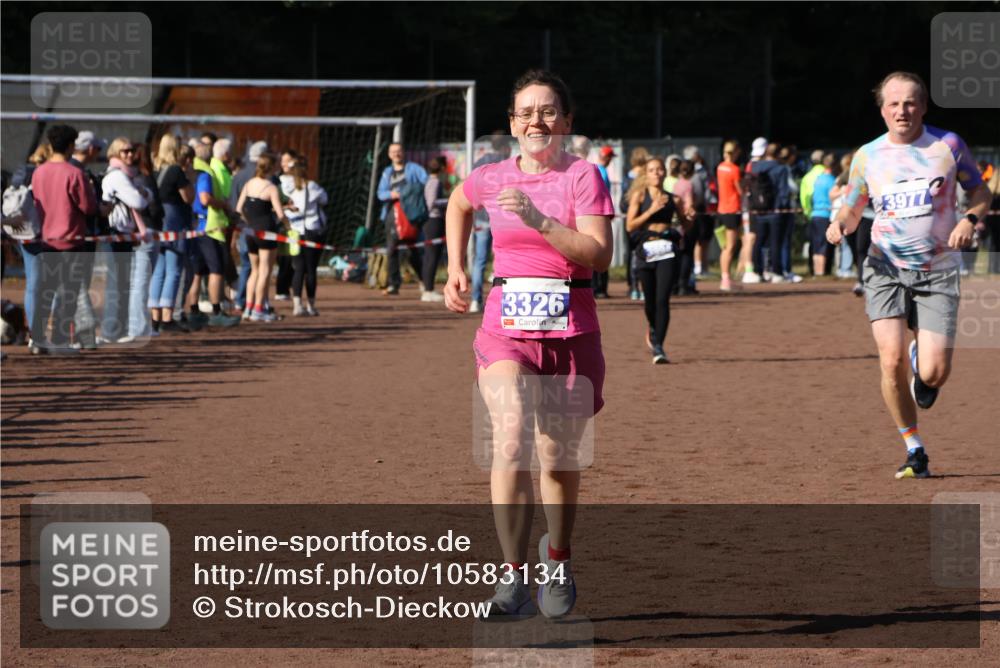 27.09.2026 - 35. Volkslauf durch das schöne Alstertal Strokosch-Dieckow http://msf.ph/oto/10583134 27.09.2026 11:27:05 Ziel 3326, 3977 meine-sportfotos.de