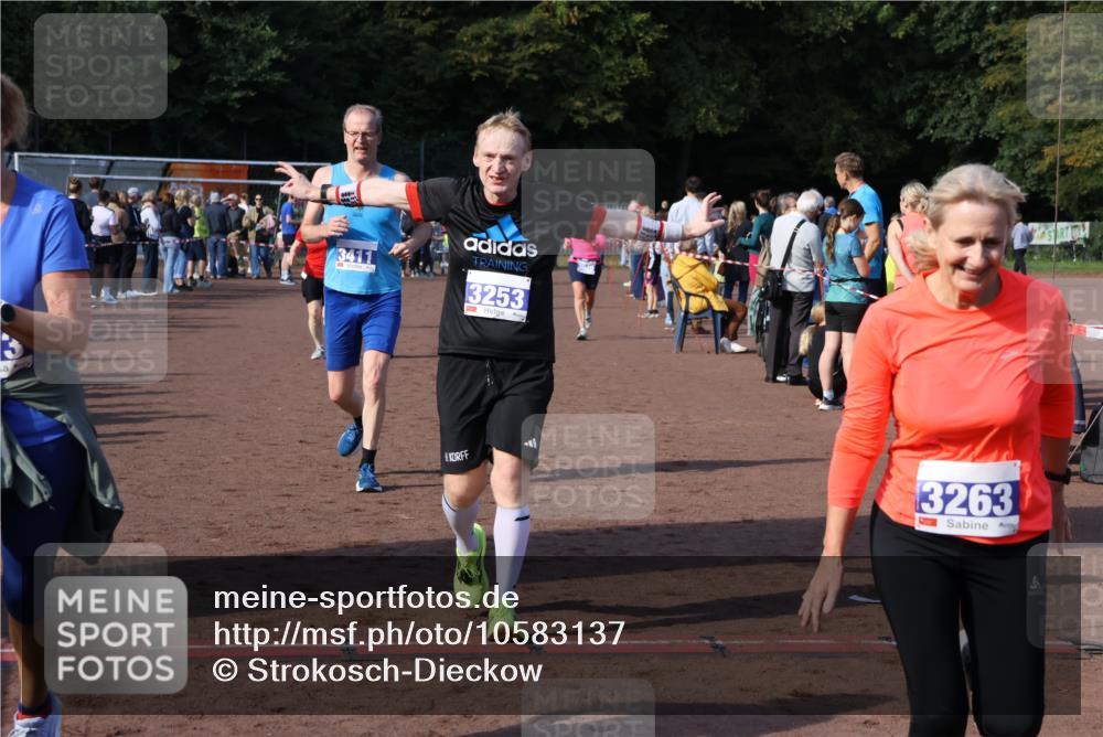 27.09.2026 - 35. Volkslauf durch das schöne Alstertal Strokosch-Dieckow http://msf.ph/oto/10583137 27.09.2026 11:29:51 Ziel 3020, 3250, 3253, 3263, 3348, 3411, 3413, 3985 meine-sportfotos.de