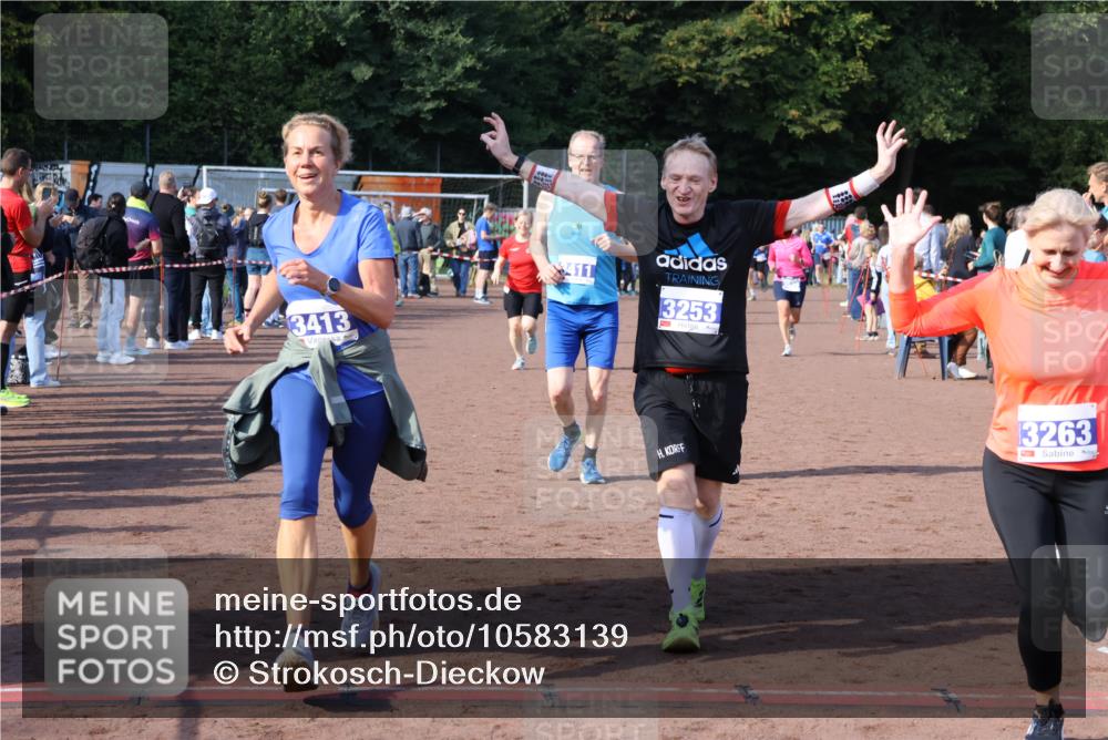 27.09.2026 - 35. Volkslauf durch das schöne Alstertal Strokosch-Dieckow http://msf.ph/oto/10583139 27.09.2026 11:29:51 Ziel 3020, 3250, 3253, 3263, 3348, 3411, 3413, 3985 meine-sportfotos.de