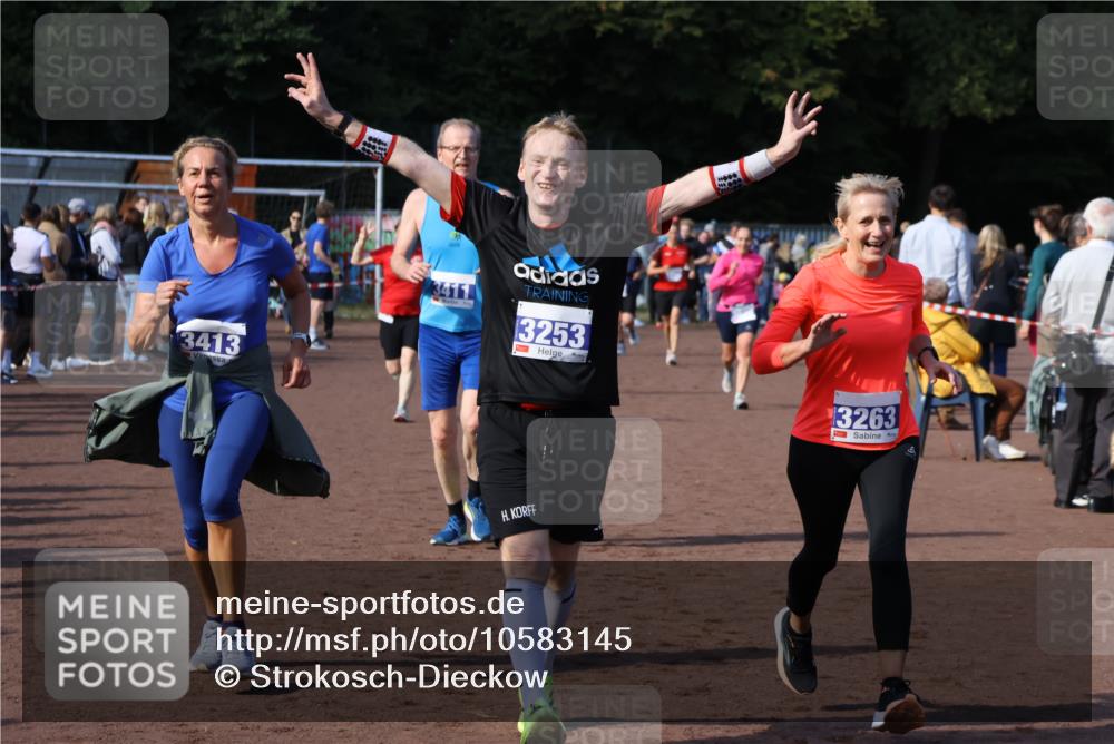 27.09.2026 - 35. Volkslauf durch das schöne Alstertal Strokosch-Dieckow http://msf.ph/oto/10583145 27.09.2026 11:29:49 Ziel 3012, 3020, 3241, 3253, 3263, 3411, 3413, 3985 meine-sportfotos.de