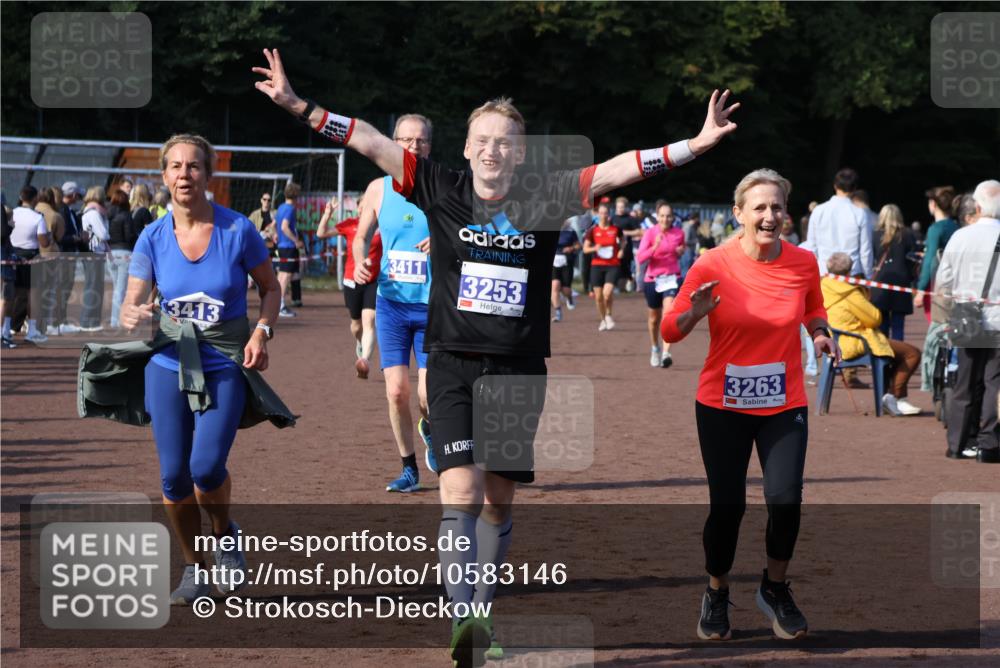 27.09.2026 - 35. Volkslauf durch das schöne Alstertal Strokosch-Dieckow http://msf.ph/oto/10583146 27.09.2026 11:29:49 Ziel 3012, 3020, 3241, 3253, 3263, 3411, 3413, 3985 meine-sportfotos.de