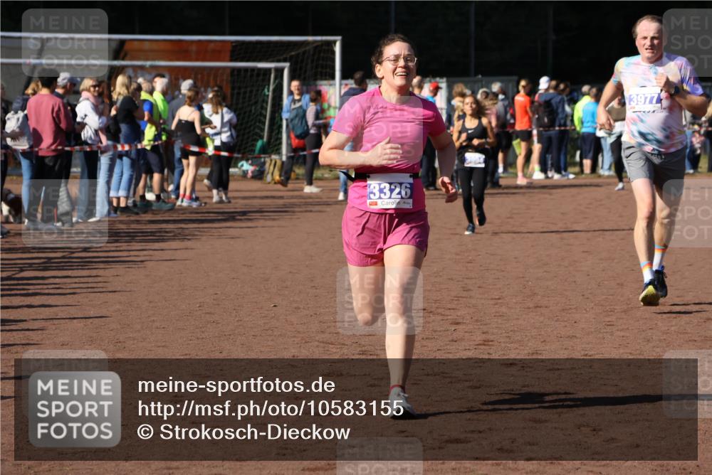 27.09.2026 - 35. Volkslauf durch das schöne Alstertal Strokosch-Dieckow http://msf.ph/oto/10583155 27.09.2026 11:27:04 Ziel 3326, 3977 meine-sportfotos.de