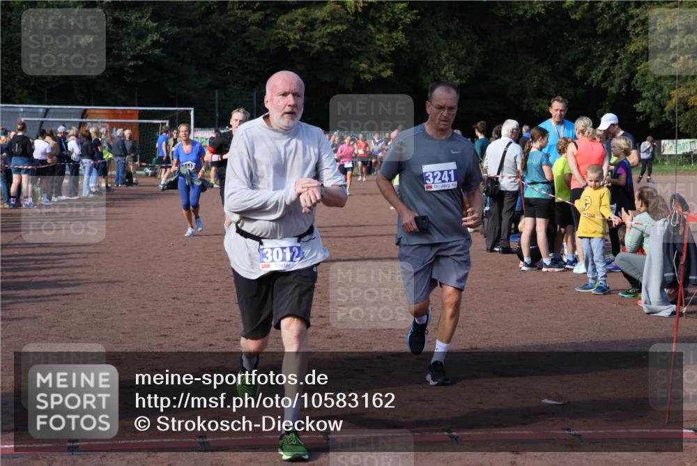 27.09.2026 - 35. Volkslauf durch das schöne Alstertal Strokosch-Dieckow http://msf.ph/oto/10583162 27.09.2026 11:29:46 Ziel 3012, 3241, 3253, 3263, 3281, 3411, 3413 meine-sportfotos.de