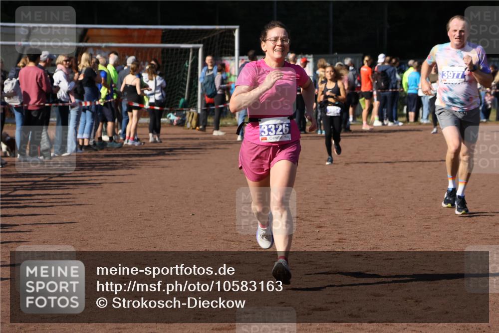27.09.2026 - 35. Volkslauf durch das schöne Alstertal Strokosch-Dieckow http://msf.ph/oto/10583163 27.09.2026 11:27:04 Ziel 3326, 3977 meine-sportfotos.de