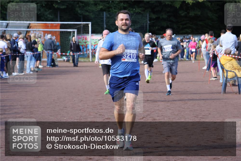 27.09.2026 - 35. Volkslauf durch das schöne Alstertal Strokosch-Dieckow http://msf.ph/oto/10583178 27.09.2026 11:29:40 Ziel 3012, 3061, 3210, 3241, 3281 meine-sportfotos.de