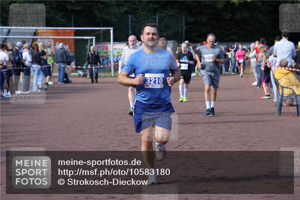 27.09.2026 - 35. Volkslauf durch das schöne Alstertal Strokosch-Dieckow http://msf.ph/oto/10583180 27.09.2026 11:29:40 Ziel 3012, 3061, 3210, 3241, 3281 meine-sportfotos.de
