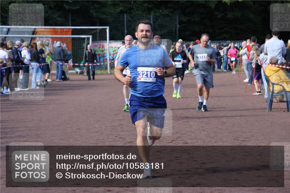 27.09.2026 - 35. Volkslauf durch das schöne Alstertal Strokosch-Dieckow http://msf.ph/oto/10583181 27.09.2026 11:29:40 Ziel 3012, 3061, 3210, 3241, 3281 meine-sportfotos.de