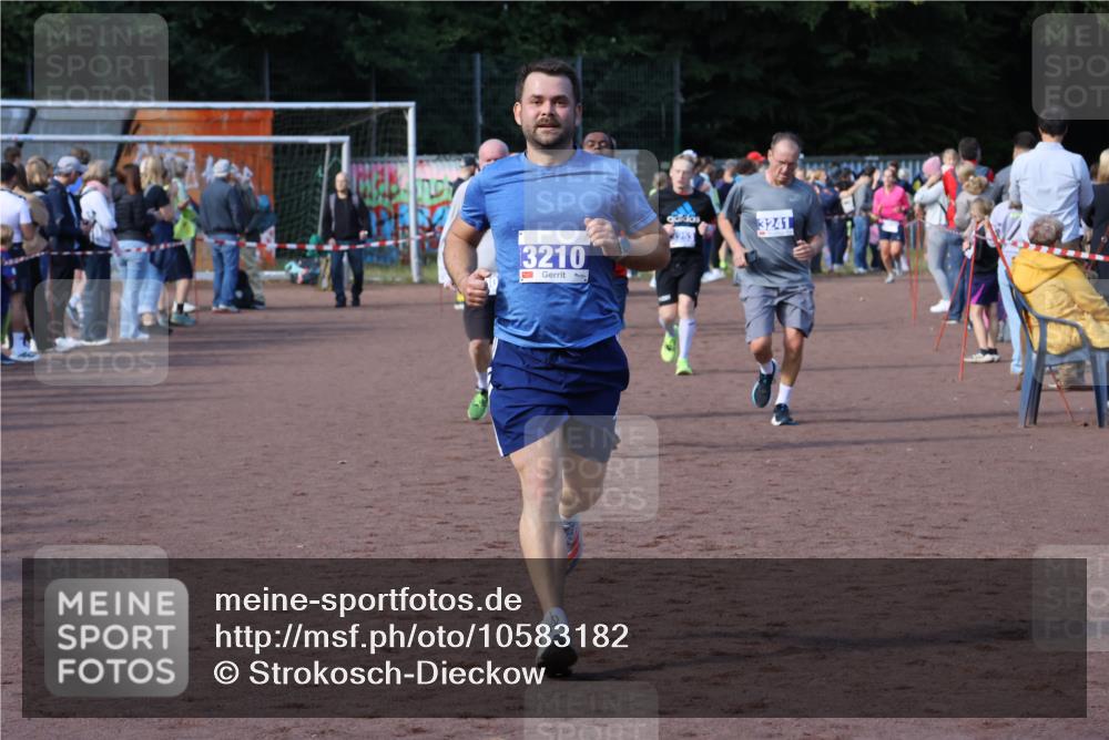27.09.2026 - 35. Volkslauf durch das schöne Alstertal Strokosch-Dieckow http://msf.ph/oto/10583182 27.09.2026 11:29:40 Ziel 3012, 3061, 3210, 3241, 3281 meine-sportfotos.de