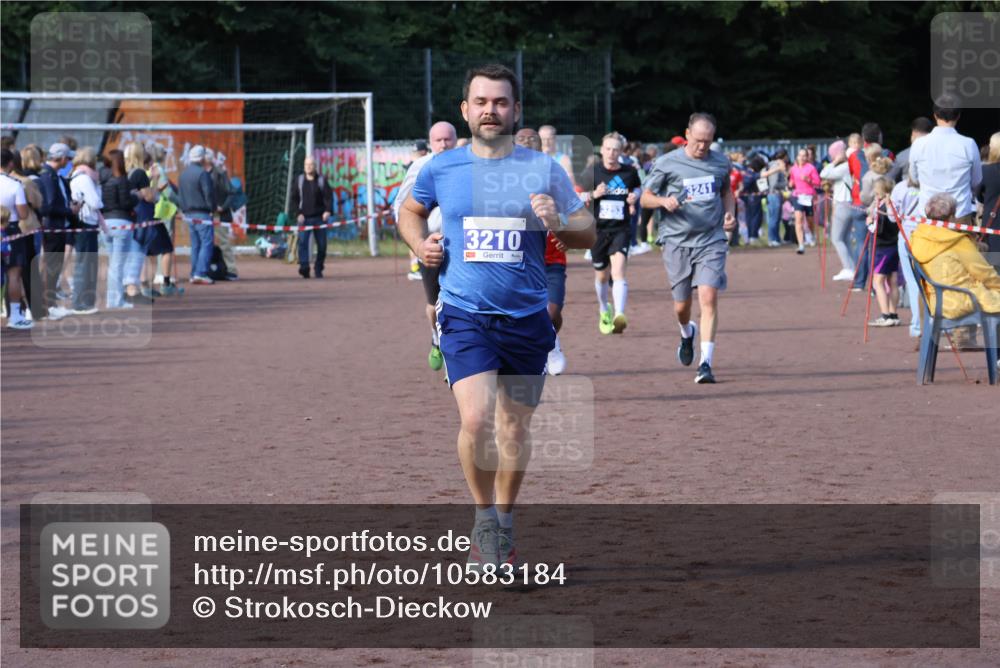 27.09.2026 - 35. Volkslauf durch das schöne Alstertal Strokosch-Dieckow http://msf.ph/oto/10583184 27.09.2026 11:29:40 Ziel 3012, 3061, 3210, 3241, 3281 meine-sportfotos.de