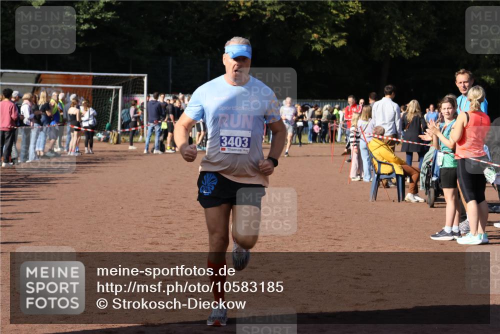 27.09.2026 - 35. Volkslauf durch das schöne Alstertal Strokosch-Dieckow http://msf.ph/oto/10583185 27.09.2026 11:26:56 Ziel 3396, 3403 meine-sportfotos.de