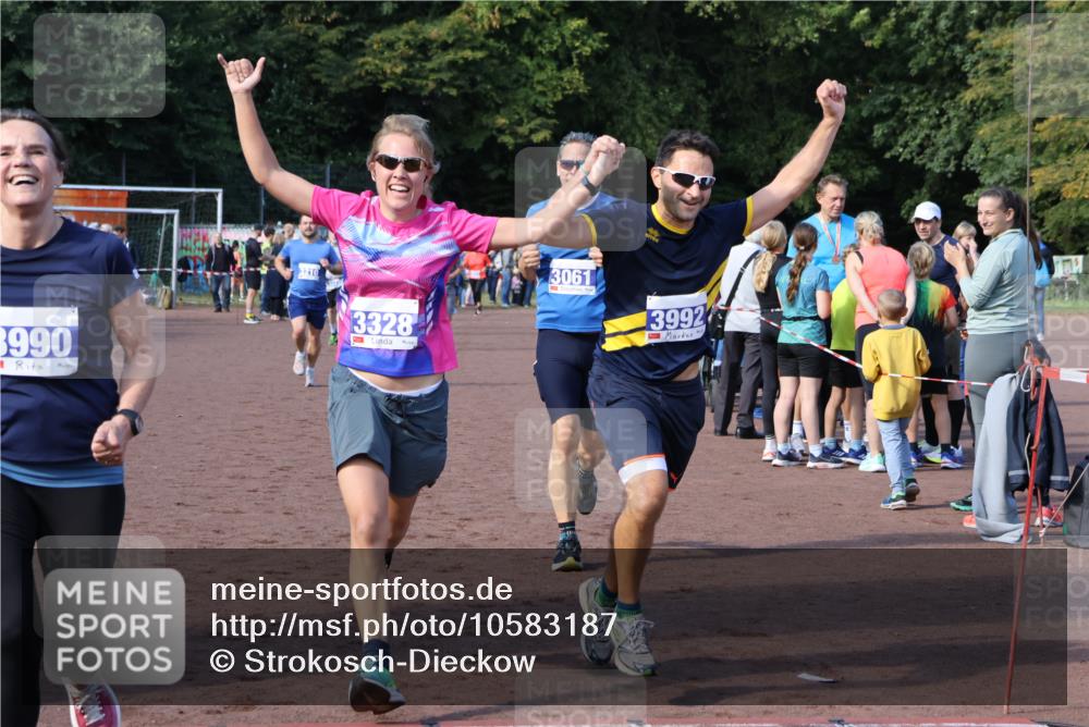 27.09.2026 - 35. Volkslauf durch das schöne Alstertal Strokosch-Dieckow http://msf.ph/oto/10583187 27.09.2026 11:29:35 Ziel 1413, 3061, 3210, 3281, 3328, 3990, 3992 meine-sportfotos.de