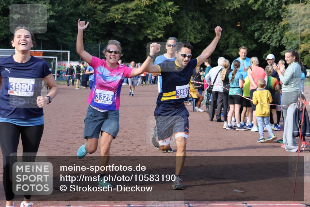 27.09.2026 - 35. Volkslauf durch das schöne Alstertal Strokosch-Dieckow http://msf.ph/oto/10583190 27.09.2026 11:29:35 Ziel 1413, 3061, 3210, 3281, 3328, 3990, 3992 meine-sportfotos.de