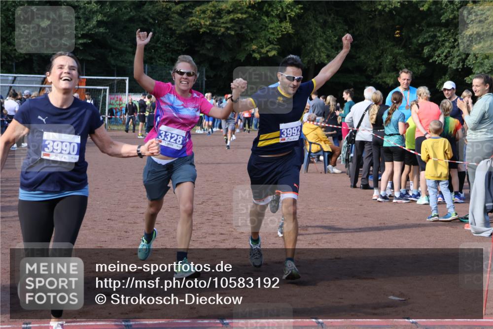 27.09.2026 - 35. Volkslauf durch das schöne Alstertal Strokosch-Dieckow http://msf.ph/oto/10583192 27.09.2026 11:29:35 Ziel 1413, 3061, 3210, 3281, 3328, 3990, 3992 meine-sportfotos.de