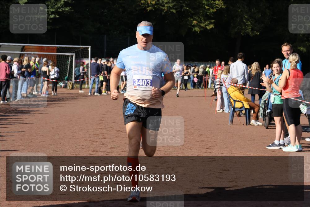27.09.2026 - 35. Volkslauf durch das schöne Alstertal Strokosch-Dieckow http://msf.ph/oto/10583193 27.09.2026 11:26:56 Ziel 3396, 3403 meine-sportfotos.de