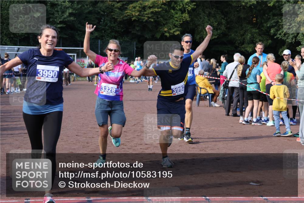 27.09.2026 - 35. Volkslauf durch das schöne Alstertal Strokosch-Dieckow http://msf.ph/oto/10583195 27.09.2026 11:29:35 Ziel 1413, 3061, 3210, 3281, 3328, 3990, 3992 meine-sportfotos.de