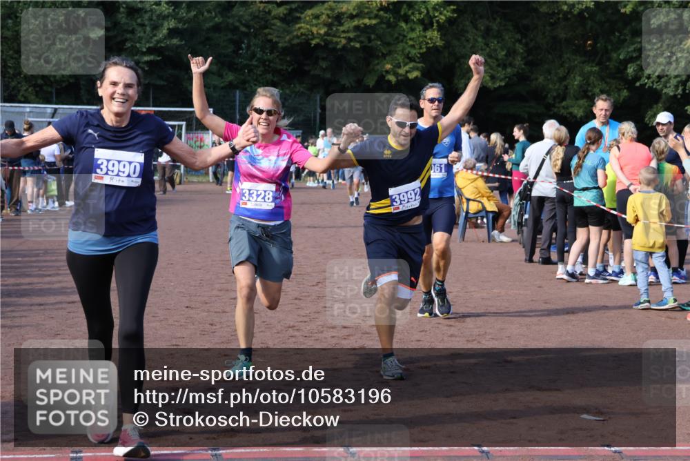 27.09.2026 - 35. Volkslauf durch das schöne Alstertal Strokosch-Dieckow http://msf.ph/oto/10583196 27.09.2026 11:29:35 Ziel 1413, 3061, 3210, 3281, 3328, 3990, 3992 meine-sportfotos.de