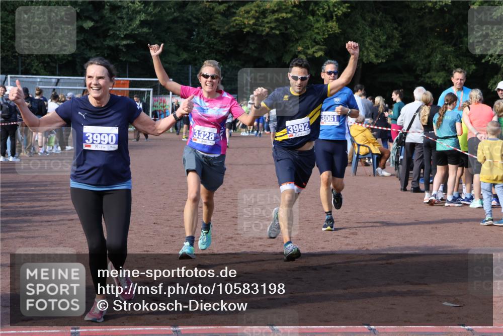 27.09.2026 - 35. Volkslauf durch das schöne Alstertal Strokosch-Dieckow http://msf.ph/oto/10583198 27.09.2026 11:29:35 Ziel 1413, 3061, 3210, 3281, 3328, 3990, 3992 meine-sportfotos.de
