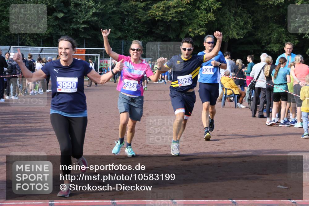 27.09.2026 - 35. Volkslauf durch das schöne Alstertal Strokosch-Dieckow http://msf.ph/oto/10583199 27.09.2026 11:29:35 Ziel 1413, 3061, 3210, 3281, 3328, 3990, 3992 meine-sportfotos.de