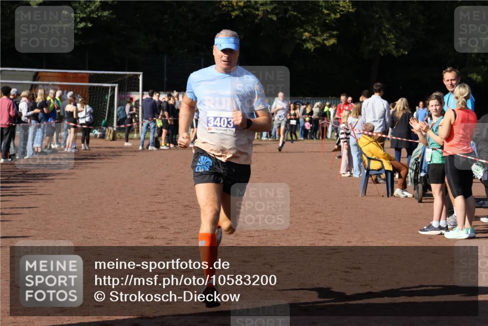 27.09.2026 - 35. Volkslauf durch das schöne Alstertal Strokosch-Dieckow http://msf.ph/oto/10583200 27.09.2026 11:26:56 Ziel 3396, 3403 meine-sportfotos.de