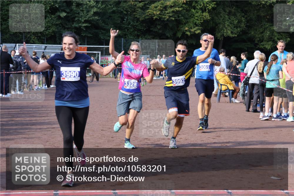 27.09.2026 - 35. Volkslauf durch das schöne Alstertal Strokosch-Dieckow http://msf.ph/oto/10583201 27.09.2026 11:29:35 Ziel 1413, 3061, 3210, 3281, 3328, 3990, 3992 meine-sportfotos.de