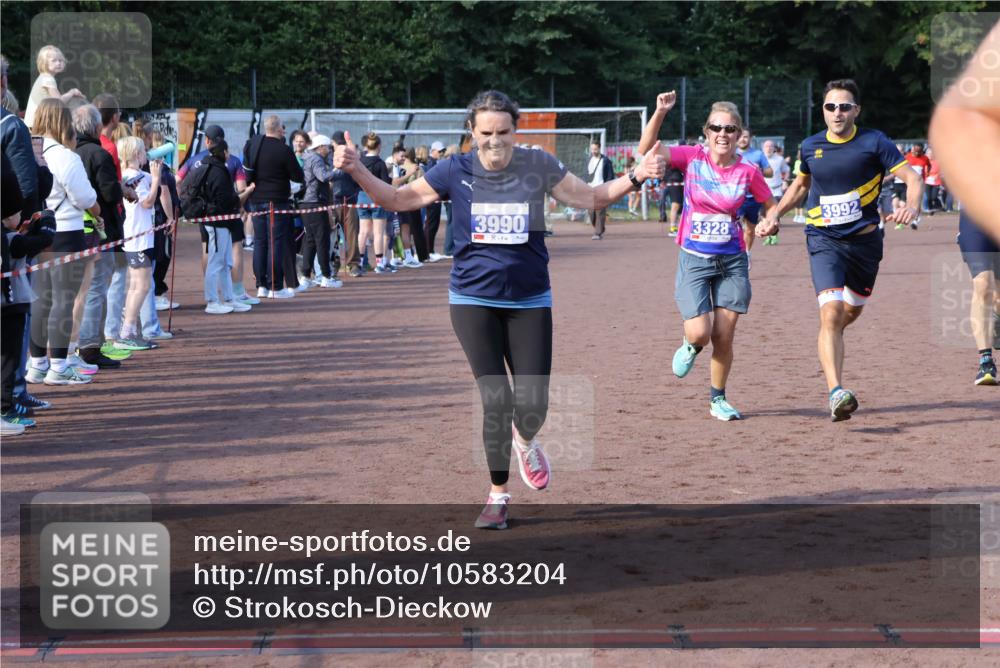 27.09.2026 - 35. Volkslauf durch das schöne Alstertal Strokosch-Dieckow http://msf.ph/oto/10583204 27.09.2026 11:29:34 Ziel 1413, 3061, 3210, 3328, 3409, 3990, 3992 meine-sportfotos.de
