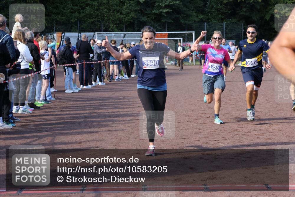 27.09.2026 - 35. Volkslauf durch das schöne Alstertal Strokosch-Dieckow http://msf.ph/oto/10583205 27.09.2026 11:29:34 Ziel 1413, 3061, 3210, 3328, 3409, 3990, 3992 meine-sportfotos.de