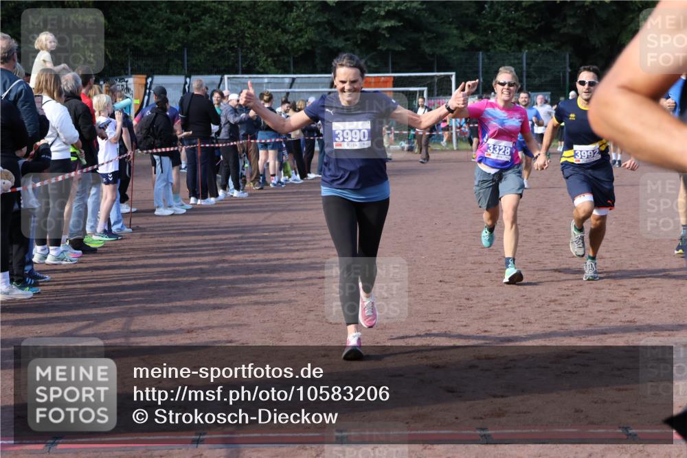27.09.2026 - 35. Volkslauf durch das schöne Alstertal Strokosch-Dieckow http://msf.ph/oto/10583206 27.09.2026 11:29:34 Ziel 1413, 3061, 3210, 3328, 3409, 3990, 3992 meine-sportfotos.de