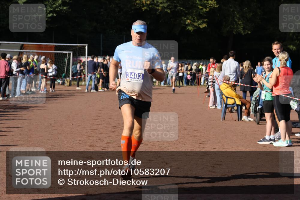 27.09.2026 - 35. Volkslauf durch das schöne Alstertal Strokosch-Dieckow http://msf.ph/oto/10583207 27.09.2026 11:26:56 Ziel 3396, 3403 meine-sportfotos.de