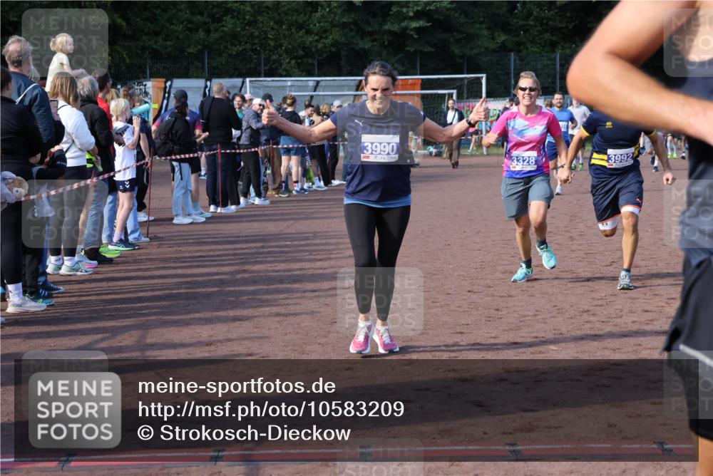 27.09.2026 - 35. Volkslauf durch das schöne Alstertal Strokosch-Dieckow http://msf.ph/oto/10583209 27.09.2026 11:29:34 Ziel 1413, 3061, 3210, 3328, 3409, 3990, 3992 meine-sportfotos.de