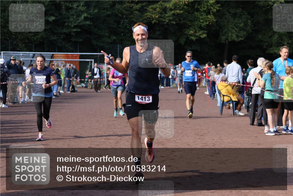 27.09.2026 - 35. Volkslauf durch das schöne Alstertal Strokosch-Dieckow http://msf.ph/oto/10583214 27.09.2026 11:29:32 Ziel 1413, 3061, 3328, 3409, 3990, 3992 meine-sportfotos.de