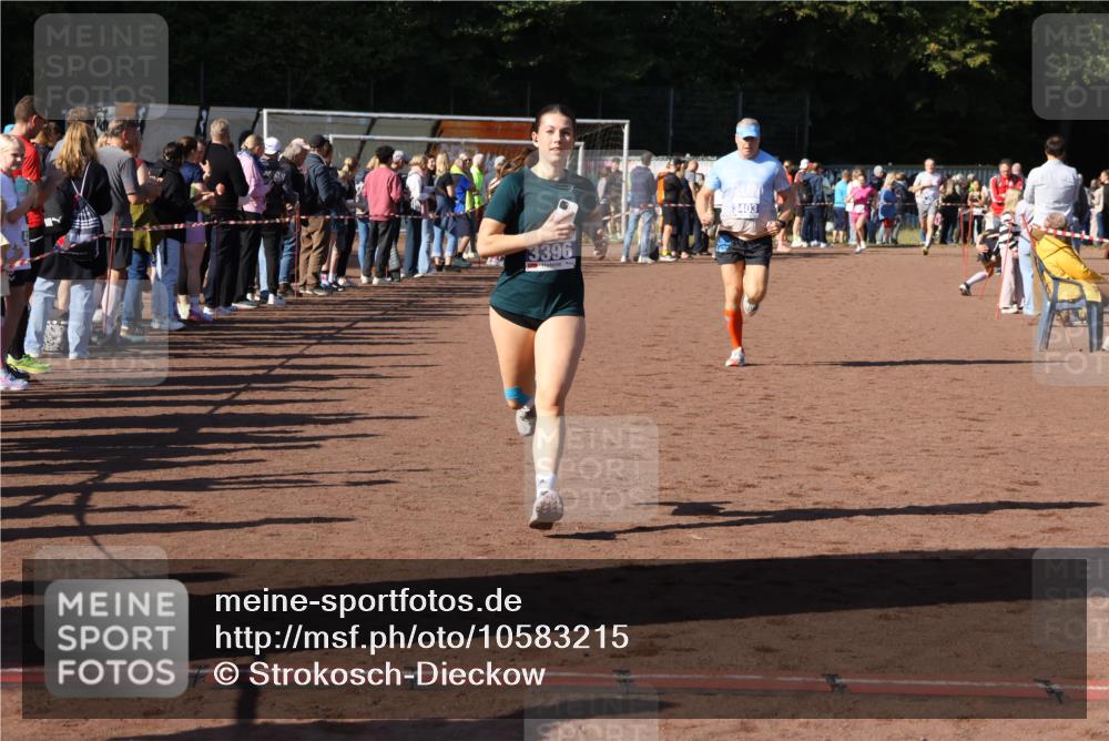 27.09.2026 - 35. Volkslauf durch das schöne Alstertal Strokosch-Dieckow http://msf.ph/oto/10583215 27.09.2026 11:26:54 Ziel 1411, 3396, 3403 meine-sportfotos.de