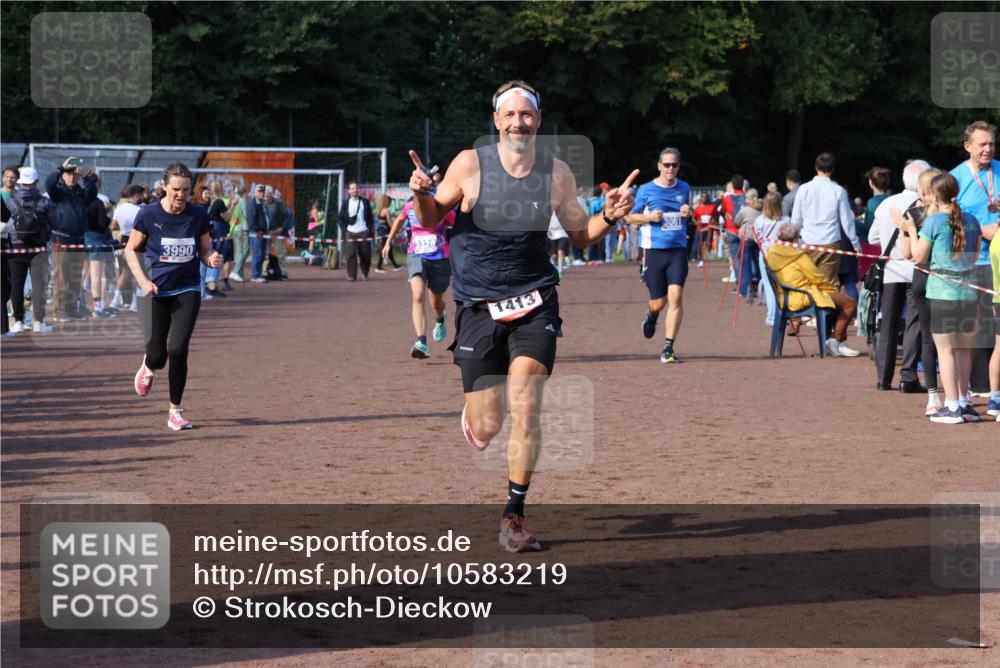 27.09.2026 - 35. Volkslauf durch das schöne Alstertal Strokosch-Dieckow http://msf.ph/oto/10583219 27.09.2026 11:29:32 Ziel 1413, 3061, 3328, 3409, 3990, 3992 meine-sportfotos.de