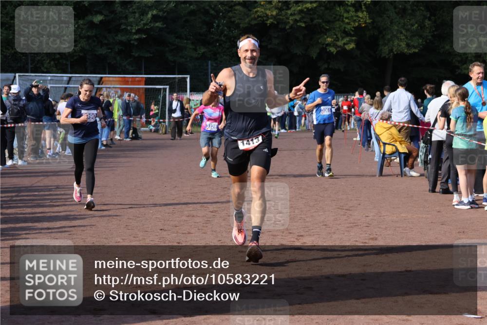 27.09.2026 - 35. Volkslauf durch das schöne Alstertal Strokosch-Dieckow http://msf.ph/oto/10583221 27.09.2026 11:29:31 Ziel 1413, 3061, 3328, 3409, 3990, 3992 meine-sportfotos.de