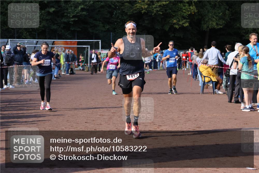 27.09.2026 - 35. Volkslauf durch das schöne Alstertal Strokosch-Dieckow http://msf.ph/oto/10583222 27.09.2026 11:29:31 Ziel 1413, 3061, 3328, 3409, 3990, 3992 meine-sportfotos.de