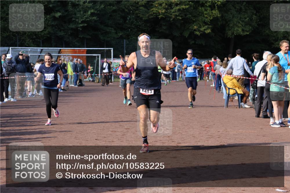 27.09.2026 - 35. Volkslauf durch das schöne Alstertal Strokosch-Dieckow http://msf.ph/oto/10583225 27.09.2026 11:29:31 Ziel 1413, 3061, 3328, 3409, 3990, 3992 meine-sportfotos.de