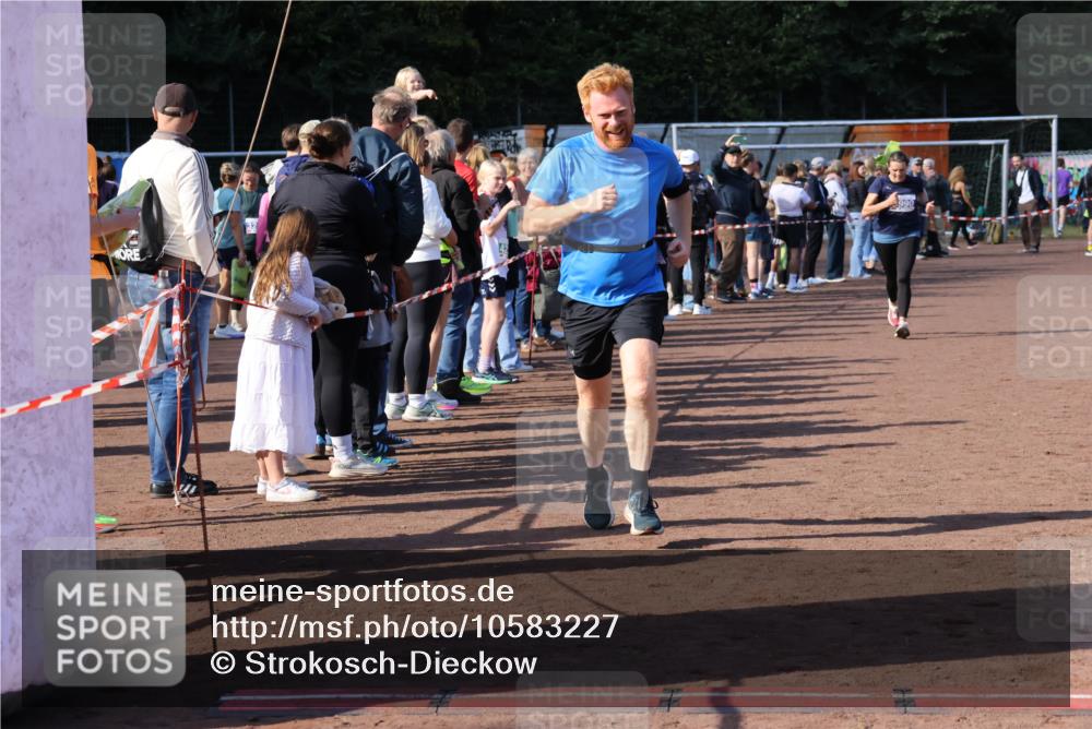 27.09.2026 - 35. Volkslauf durch das schöne Alstertal Strokosch-Dieckow http://msf.ph/oto/10583227 27.09.2026 11:29:29 Ziel 1413, 3061, 3091, 3237, 3328, 3409, 3990, 3992 meine-sportfotos.de