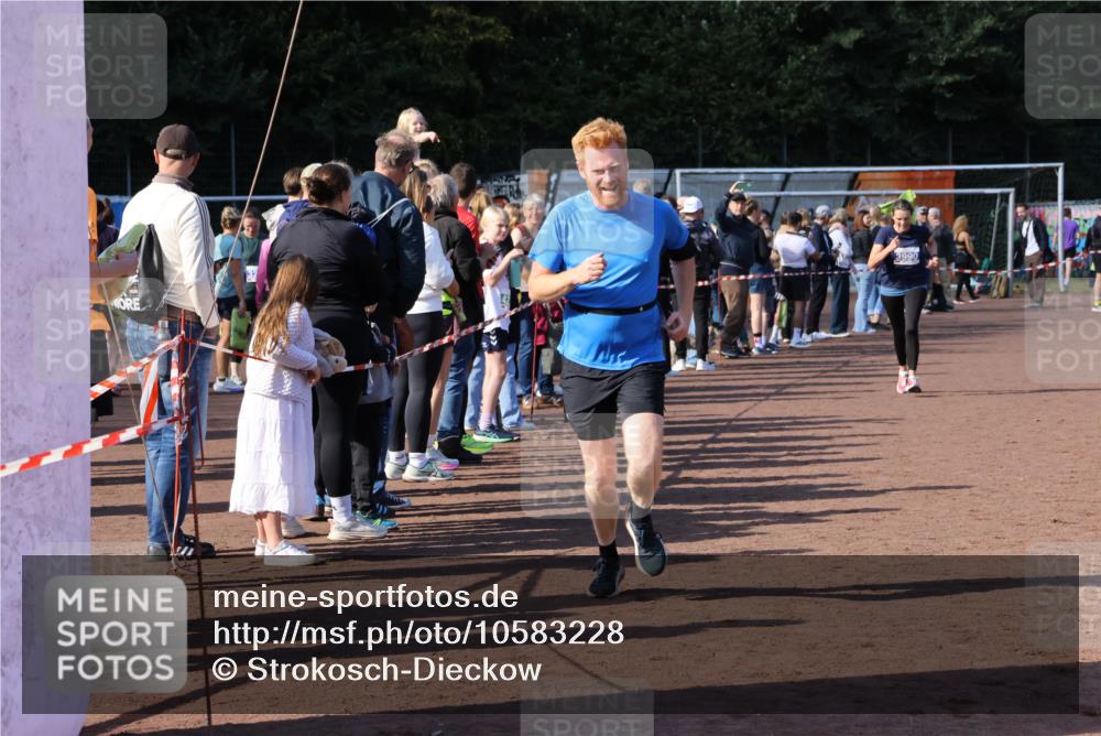 27.09.2026 - 35. Volkslauf durch das schöne Alstertal Strokosch-Dieckow http://msf.ph/oto/10583228 27.09.2026 11:29:29 Ziel 1413, 3061, 3091, 3237, 3328, 3409, 3990, 3992 meine-sportfotos.de