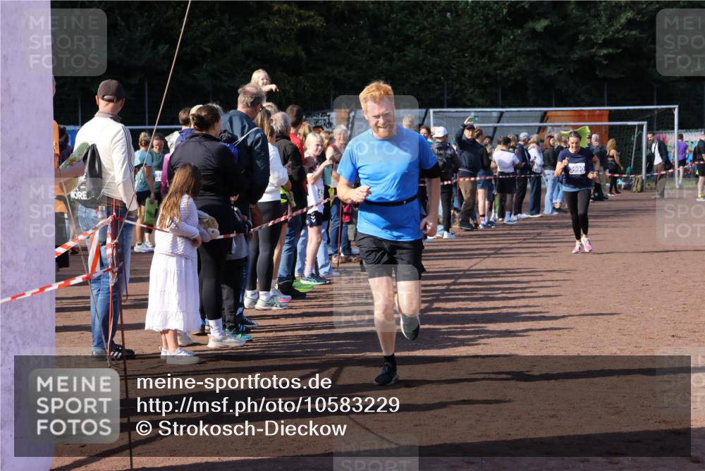 27.09.2026 - 35. Volkslauf durch das schöne Alstertal Strokosch-Dieckow http://msf.ph/oto/10583229 27.09.2026 11:29:29 Ziel 1413, 3061, 3091, 3237, 3328, 3409, 3990, 3992 meine-sportfotos.de