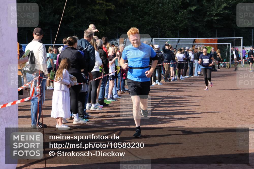 27.09.2026 - 35. Volkslauf durch das schöne Alstertal Strokosch-Dieckow http://msf.ph/oto/10583230 27.09.2026 11:29:29 Ziel 1413, 3061, 3091, 3237, 3328, 3409, 3990, 3992 meine-sportfotos.de