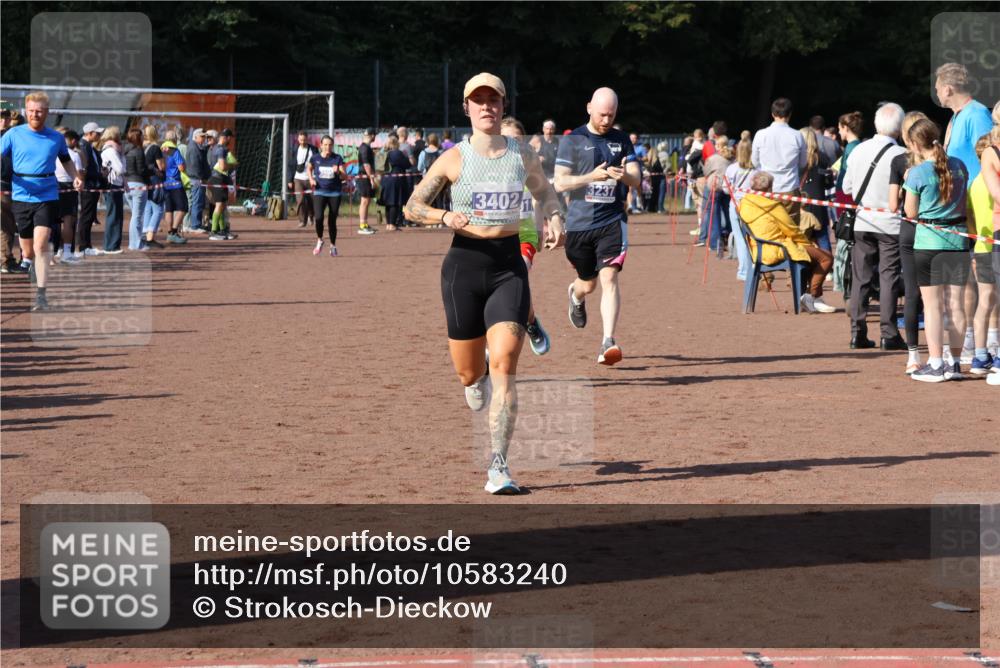 27.09.2026 - 35. Volkslauf durch das schöne Alstertal Strokosch-Dieckow http://msf.ph/oto/10583240 27.09.2026 11:29:24 Ziel 1413, 3091, 3237, 3402, 3409 meine-sportfotos.de