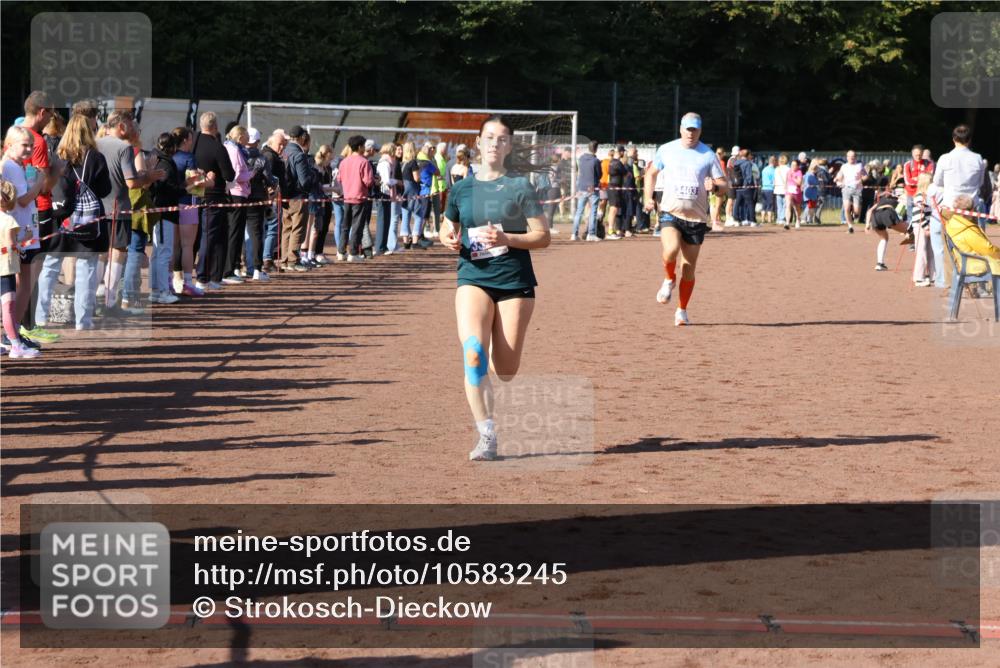 27.09.2026 - 35. Volkslauf durch das schöne Alstertal Strokosch-Dieckow http://msf.ph/oto/10583245 27.09.2026 11:26:53 Ziel 1411, 3396, 3403 meine-sportfotos.de