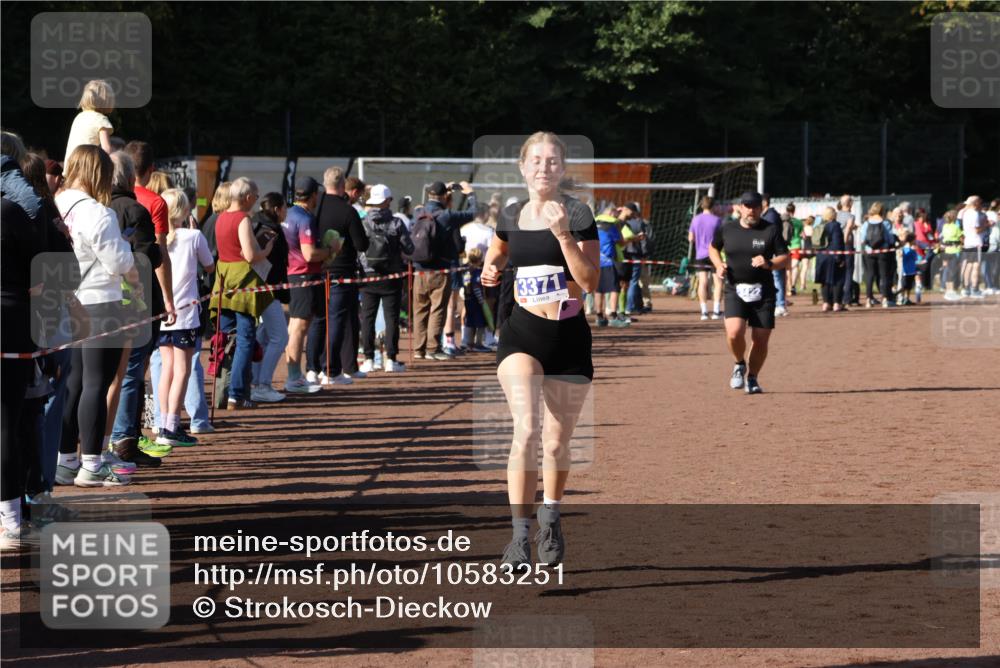27.09.2026 - 35. Volkslauf durch das schöne Alstertal Strokosch-Dieckow http://msf.ph/oto/10583251 27.09.2026 11:29:10 Ziel 3190, 3371, 3422 meine-sportfotos.de
